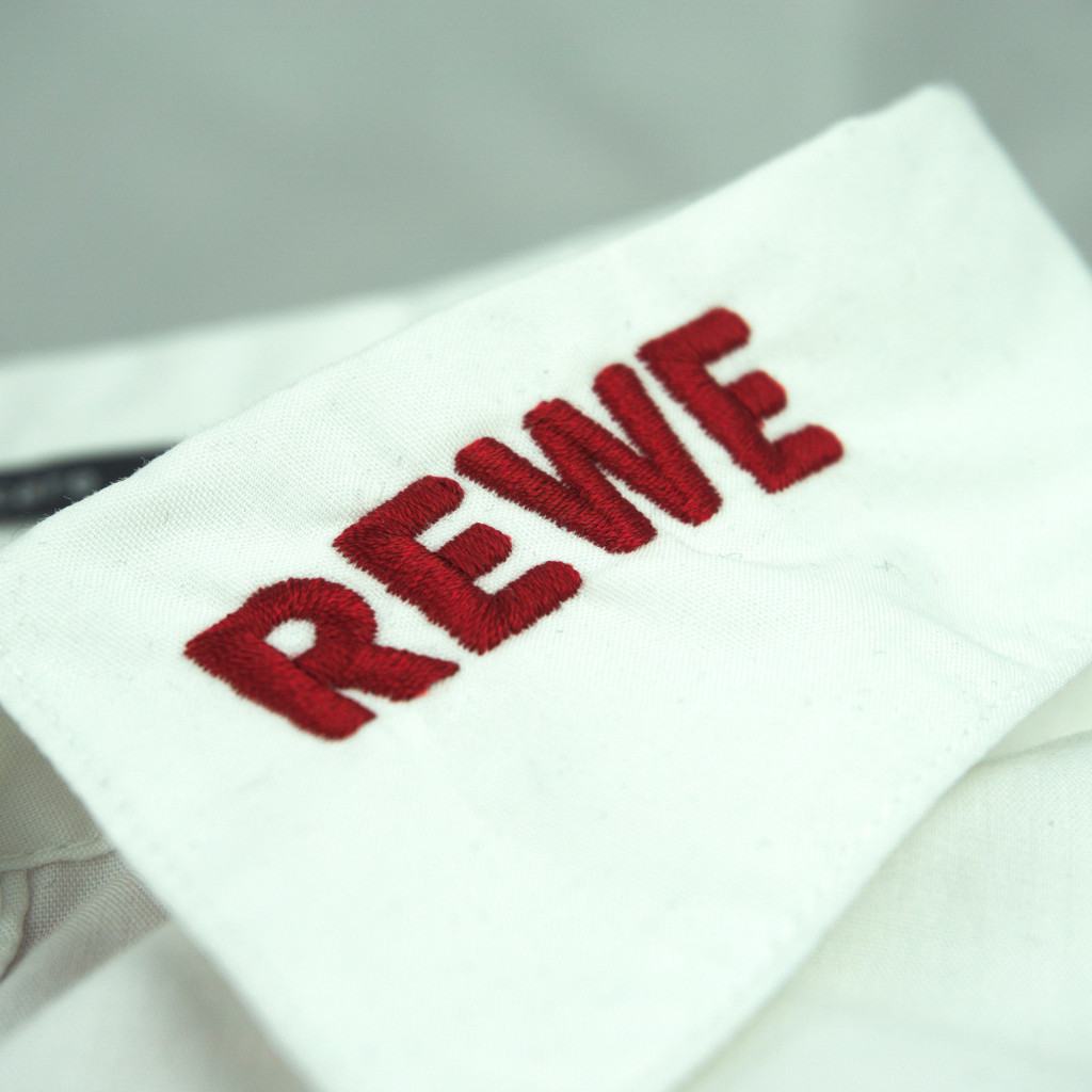 REWE-Logo als Stickerei auf Berufsbekleidung
